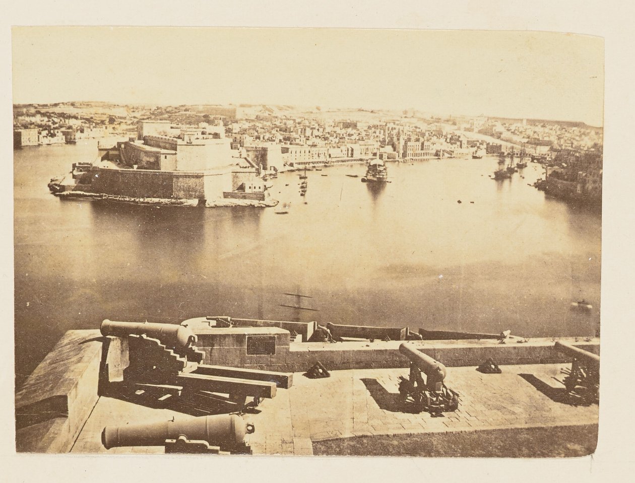 [Fort St. Angelo na Malcie]. autorstwa Giorgio Sommer