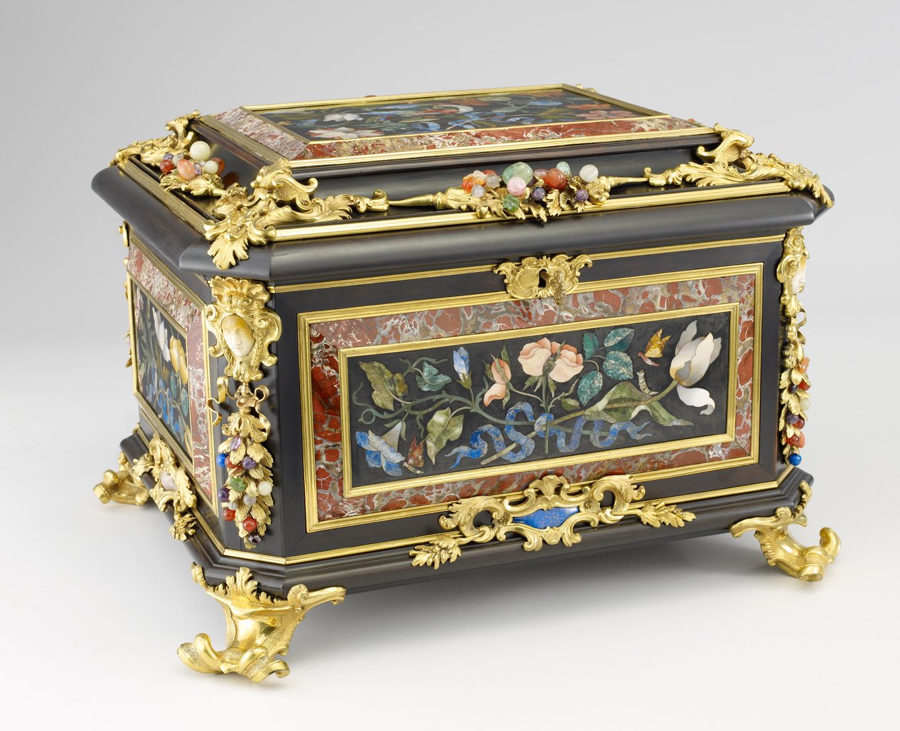 Szkatułka na biżuterię, ok. 1730 (dąb, heban, pietra dura, brąz i kamienie półszlachetne) autorstwa Giovanni Battista Foggini