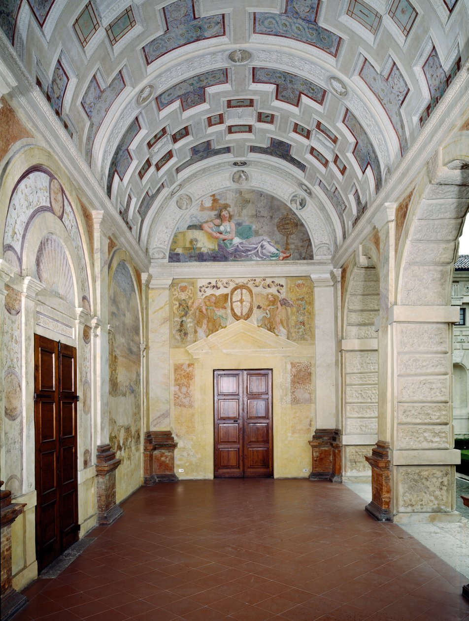 Loggia delle Muse z kasetonowym sufitem i lunetą z freskiem Castalia, nimfa wodna proroczego źródła na Parnasie, ok. 1528 autorstwa Giulio Romano