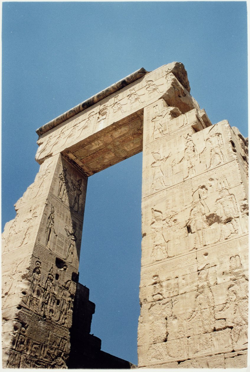 Pro-Pylon, czyli Brama Północna, przy wejściu do świątyni, przedstawiająca faraona składającego ofiary bogom, ok. 125 BC-AD 60 autorstwa Greco Roman