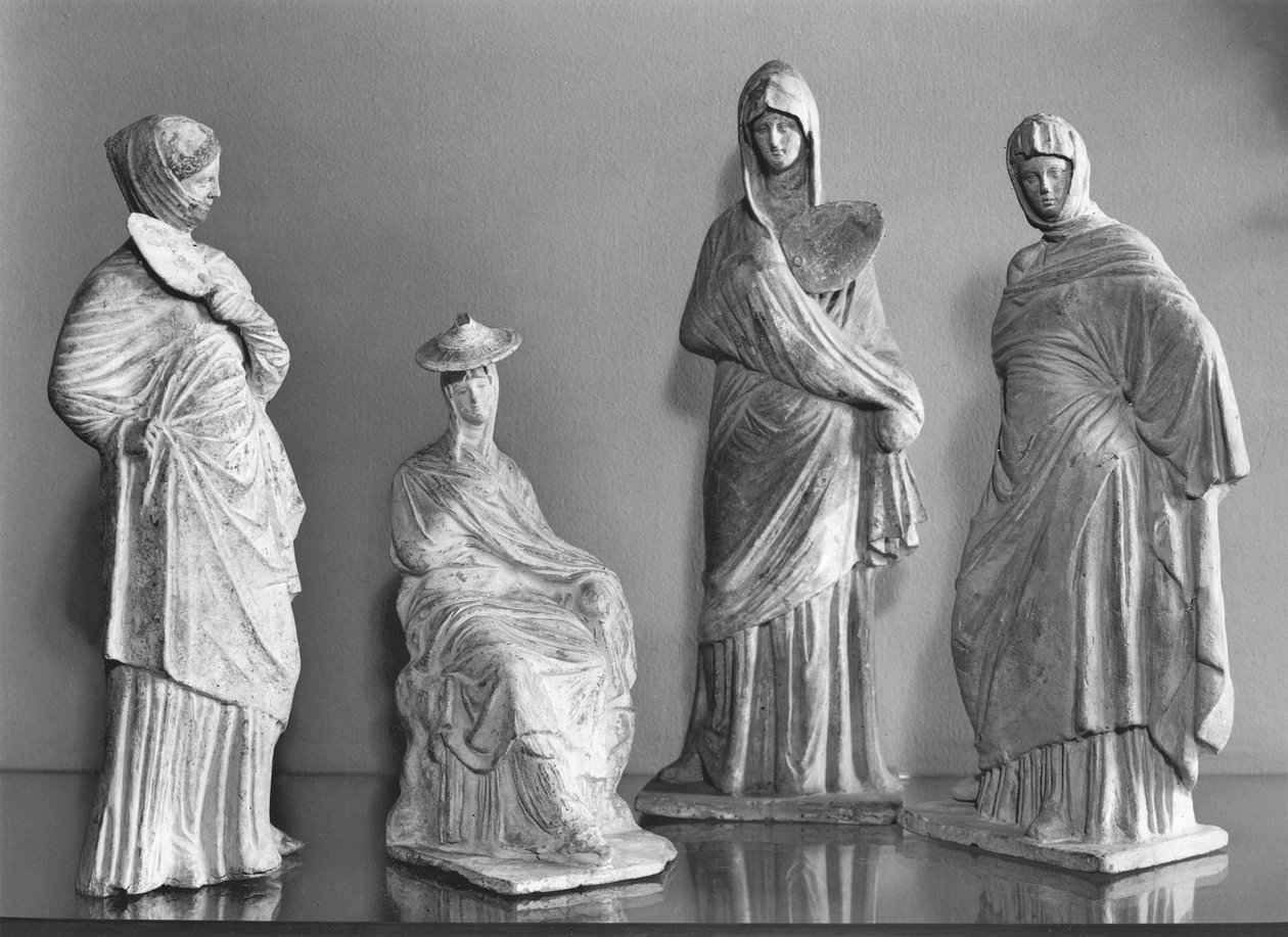 Grupa udrapowanych kobiet, z Tanagry (terakota) autorstwa Greek