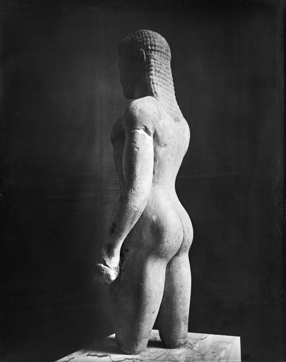 Kouros, z Paros, w pobliżu sanktuarium Asklepiosa, ok. 540 p.n.e. (marmur) (zob. też 154092) autorstwa Greek