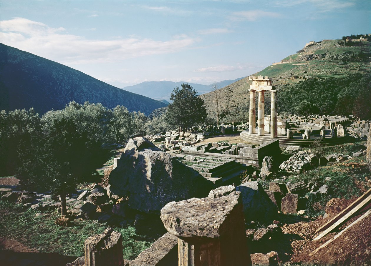 Panoramiczny widok na miejsce ze świątynią tholos w Sanktuarium Ateny Pronaia autorstwa Greek