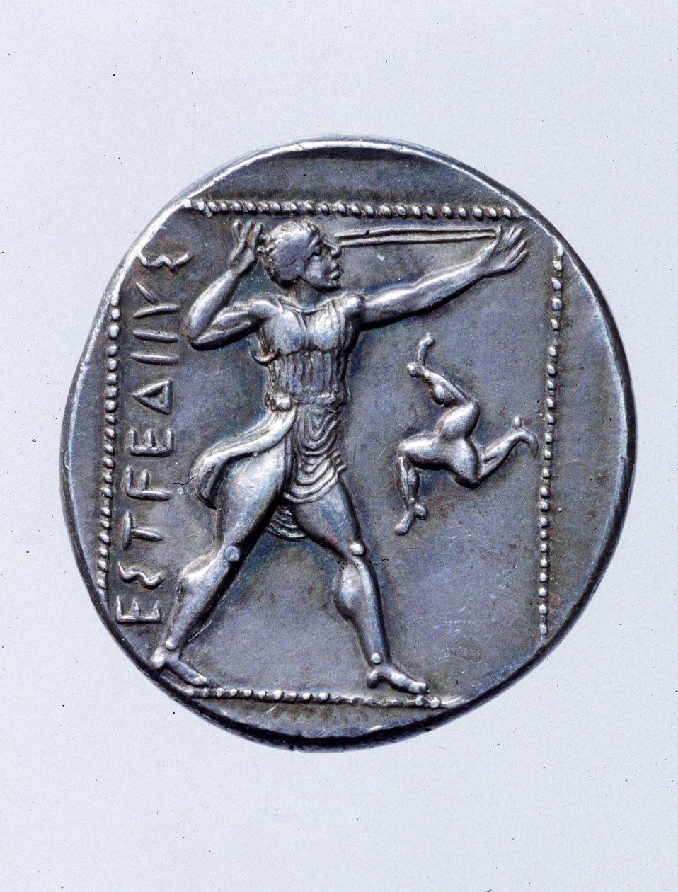 Moneta przedstawiająca strzelca z procy (srebrna) autorstwa Greek
