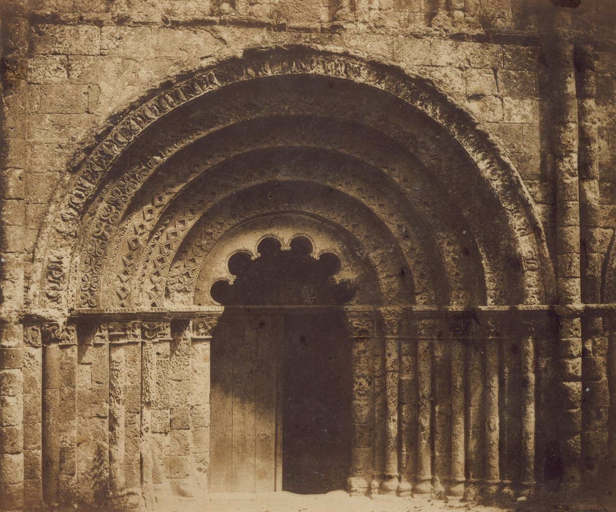 Środkowy portal Aubeterre, 1851. autorstwa Gustave Le Gray