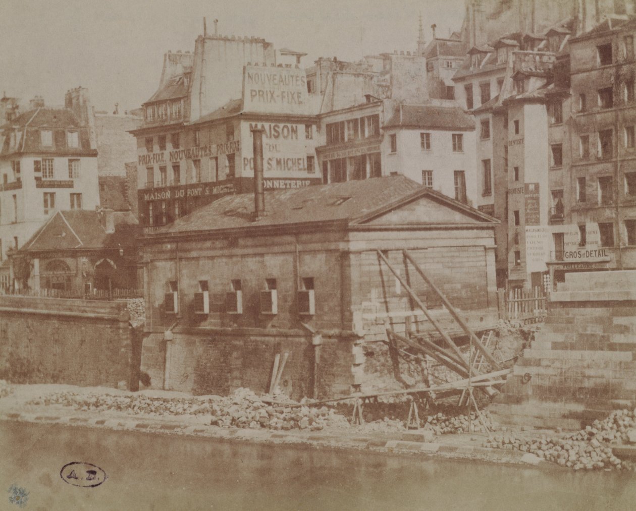 Widok starych paryskich domów w kierunku Pont St.Michel, ok.1851 (zdjęcie kalotypowe) autorstwa Henri Jean Louis Le Secq