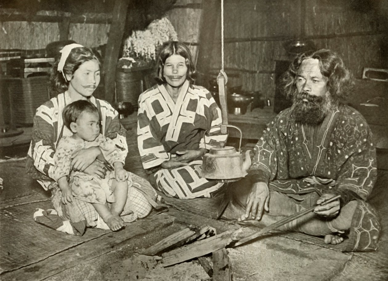 Mężczyzna i kobieta Ajnów w domu, 1910. autorstwa Herbert Ponting