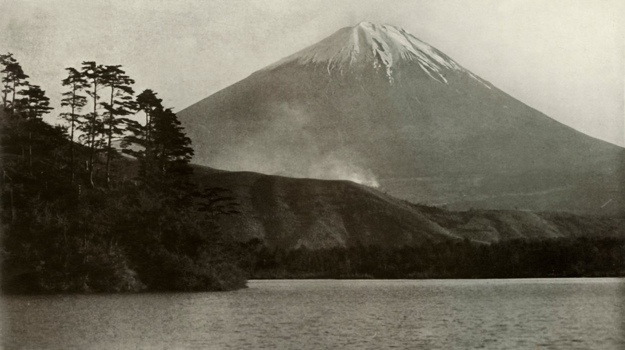 Fuji fm Nishinoumi, 1910. autorstwa Herbert Ponting
