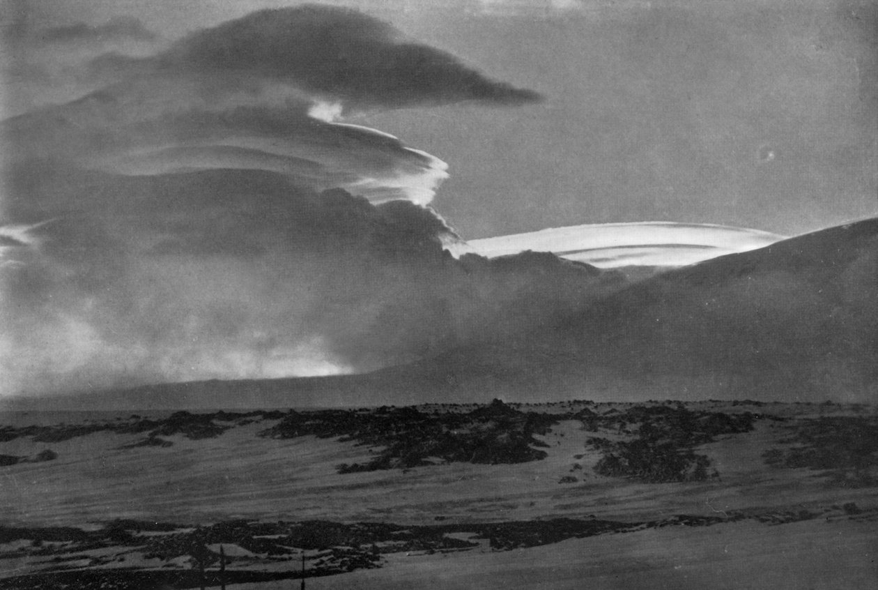 Chmury wielorybów nad górą Erebus, c19101913, 1913. autorstwa Herbert Ponting