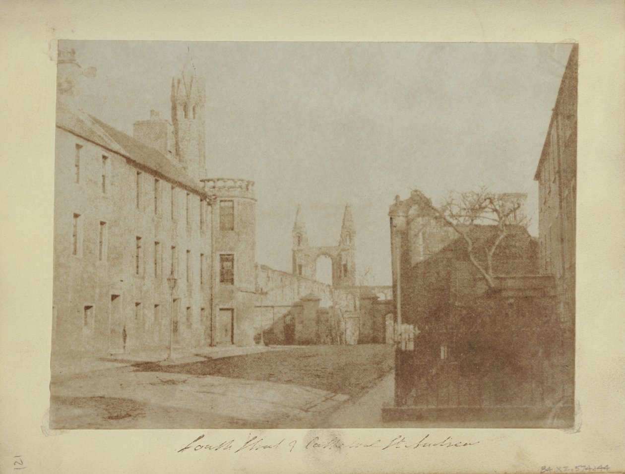 East End of South Street, St. Andrews, z ruinami katedry w oddali autorstwa Hill and Adamson