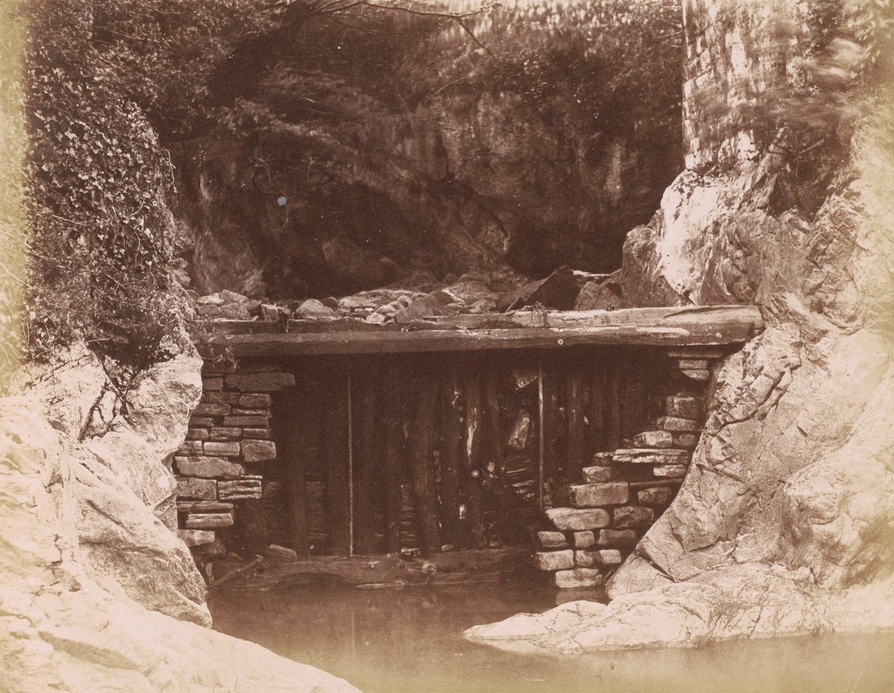Zapora młyńska, 1855 (zdjęcie) autorstwa Hugh Owen
