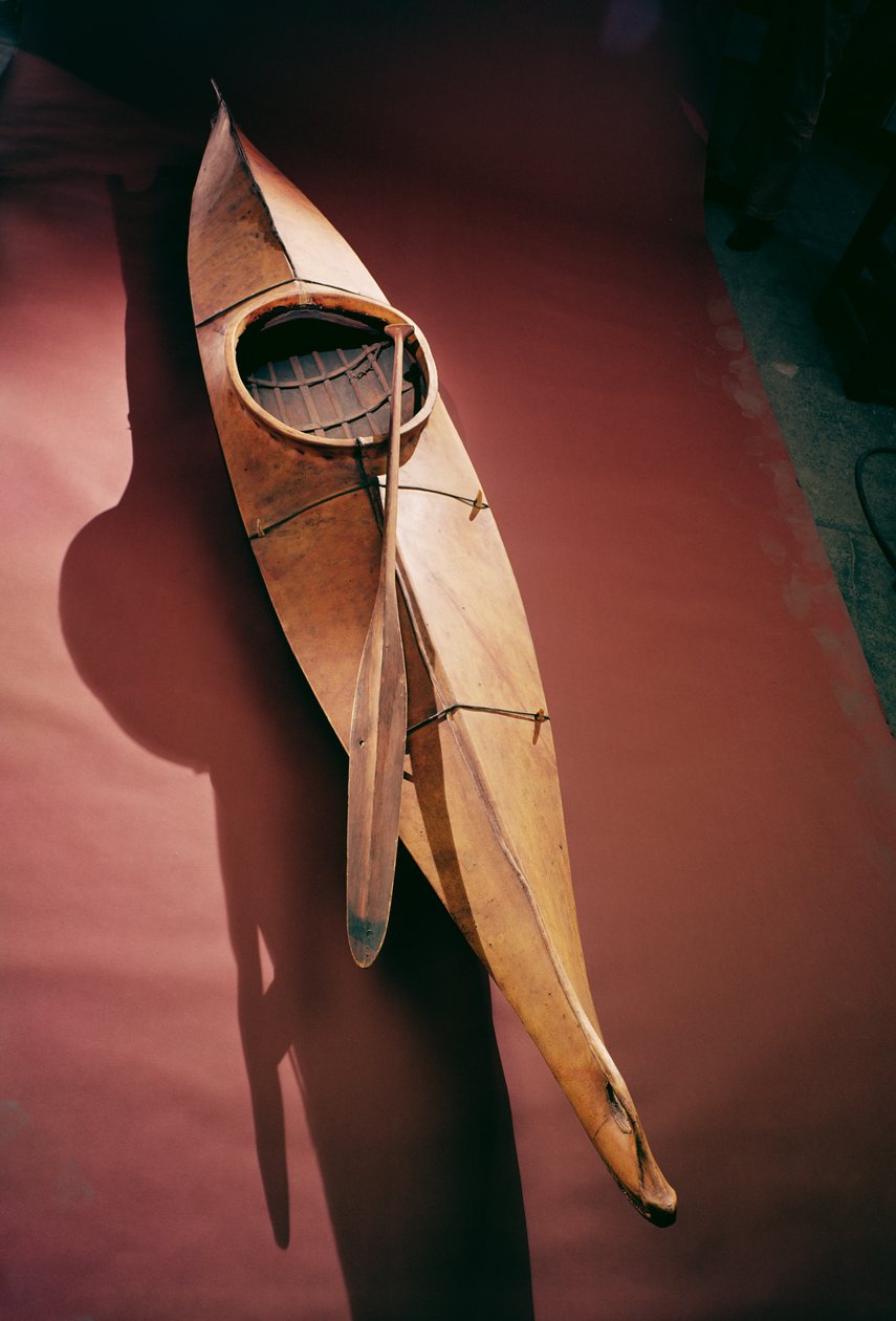 Kajak Tlingit (drewno) autorstwa Inuit School