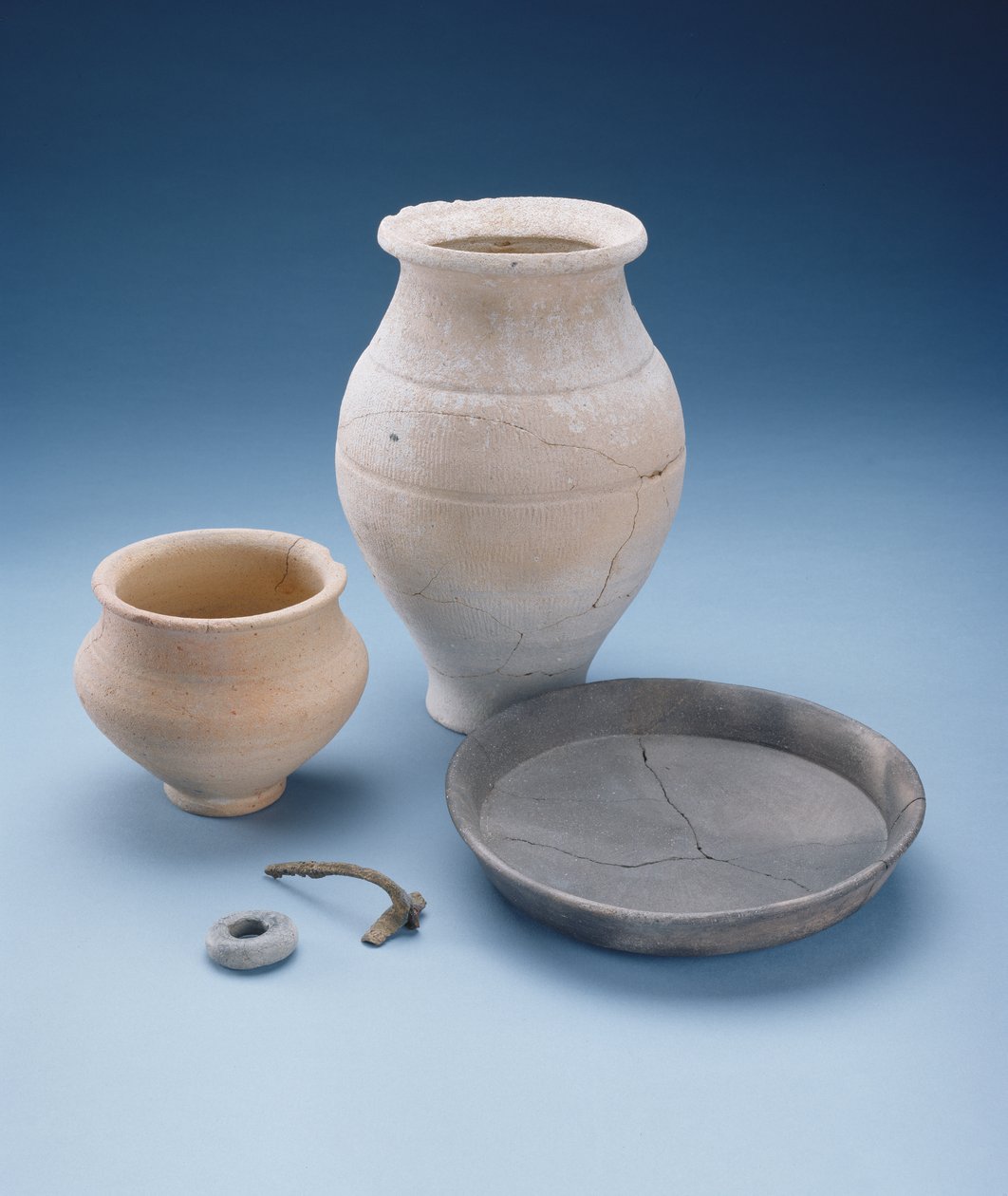 Zlewka, półmisek, garnek, broszka i paciorek: wyposażenie grobu kobiety z Watlington, Oxfordshire, późna epoka żelaza autorstwa Iron Age