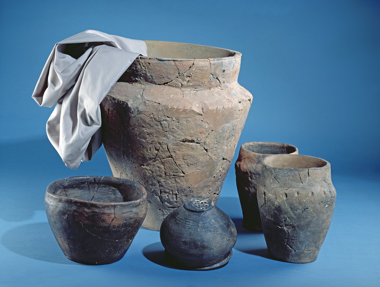 Sześć garnków wykonanych do różnych celów, wszystkie z Oxfordshire (ceramiczne0 autorstwa Iron Age