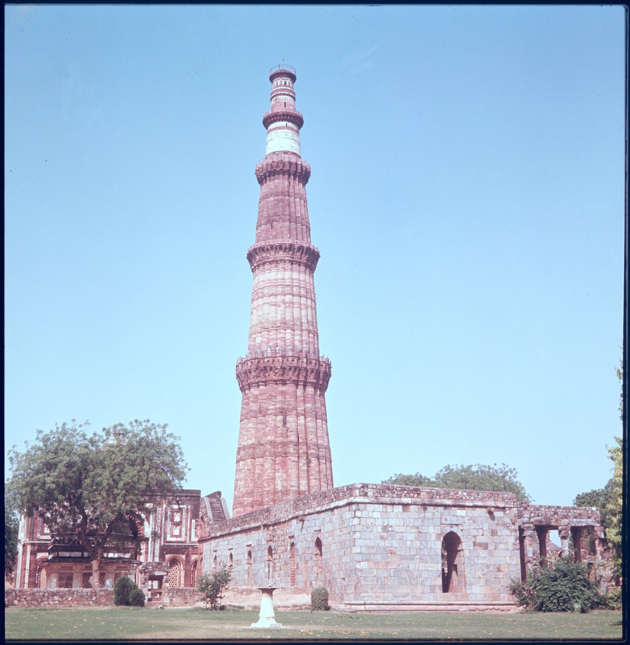 Qutab Minar, zbudowany 1193-1230 autorstwa Islamic School