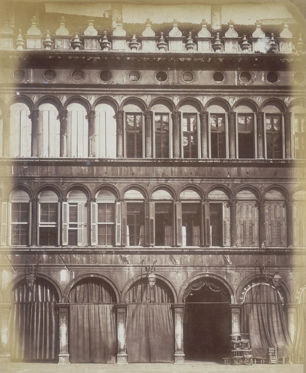 Fasada budynku weneckiego, ok. 1865 r. autorstwa Italian Photographer