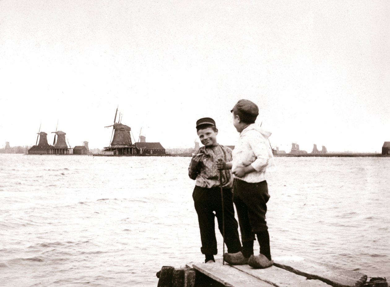 Chłopcy nad kanałem, Laandam, Holandia, 1898. autorstwa James Batkin