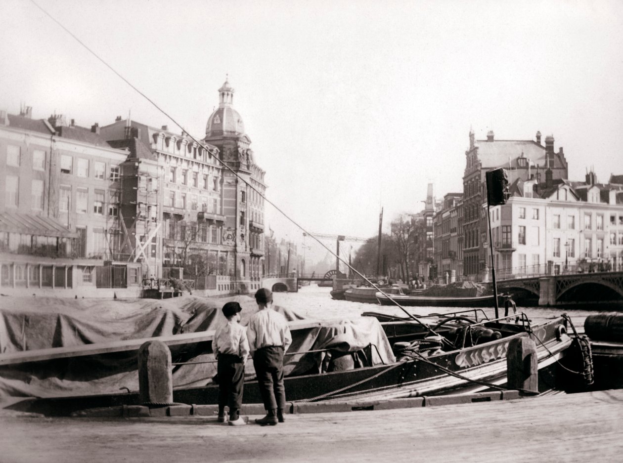 Dwóch chłopców nad kanałem, Rotterdam, 1898. autorstwa James Batkin