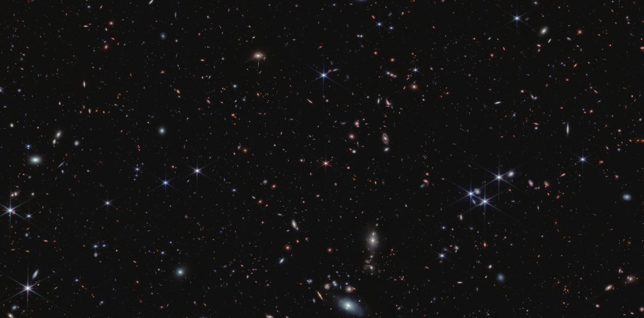 Kwazar J0100+2802 (obraz z kamery NIRCam) autorstwa James Webb Space Telescope (NASA)