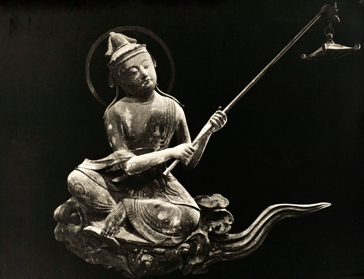 Bosatsu grający na instrumencie muzycznym, z XI wieku, późny okres Heian, Byodo-In, Kioto, 1950 autorstwa Japanese Photographer