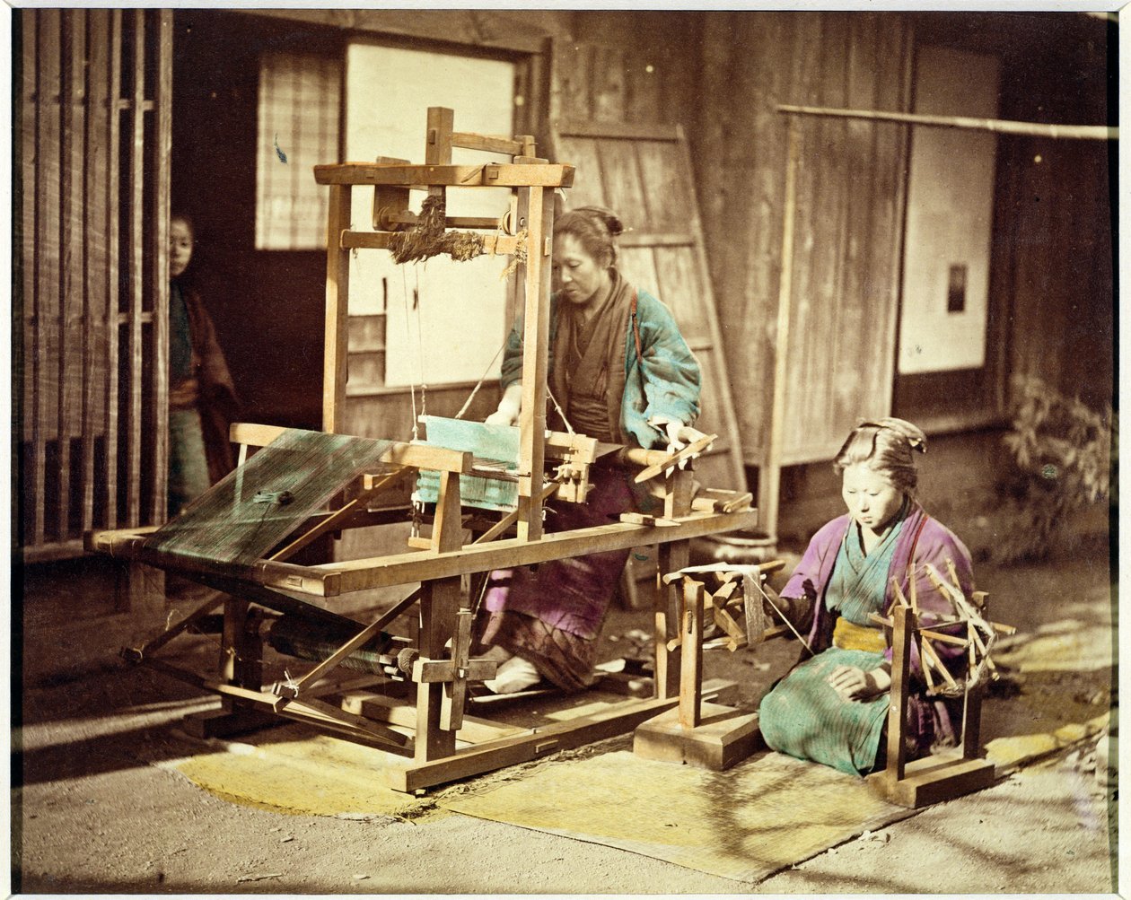 Tkactwo japońskich kobiet, ok. 1890 r. (zdjęcie ręcznie kolorowane) autorstwa Japanese Photographer