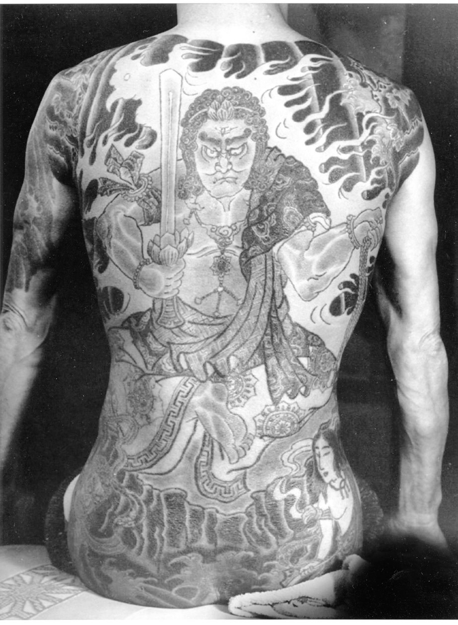 Mężczyzna z tradycyjnym japońskim tatuażem Irezumi, ok. 1910 r. autorstwa Japanese Photographer