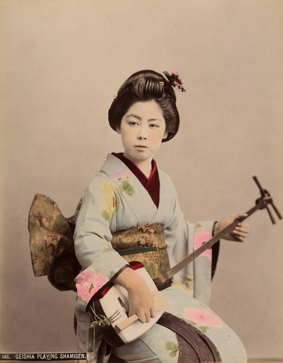 Portret gejszy grającej na shamisen, ok. 1890 (kolorowe zdjęcie) autorstwa Japanese Photographer