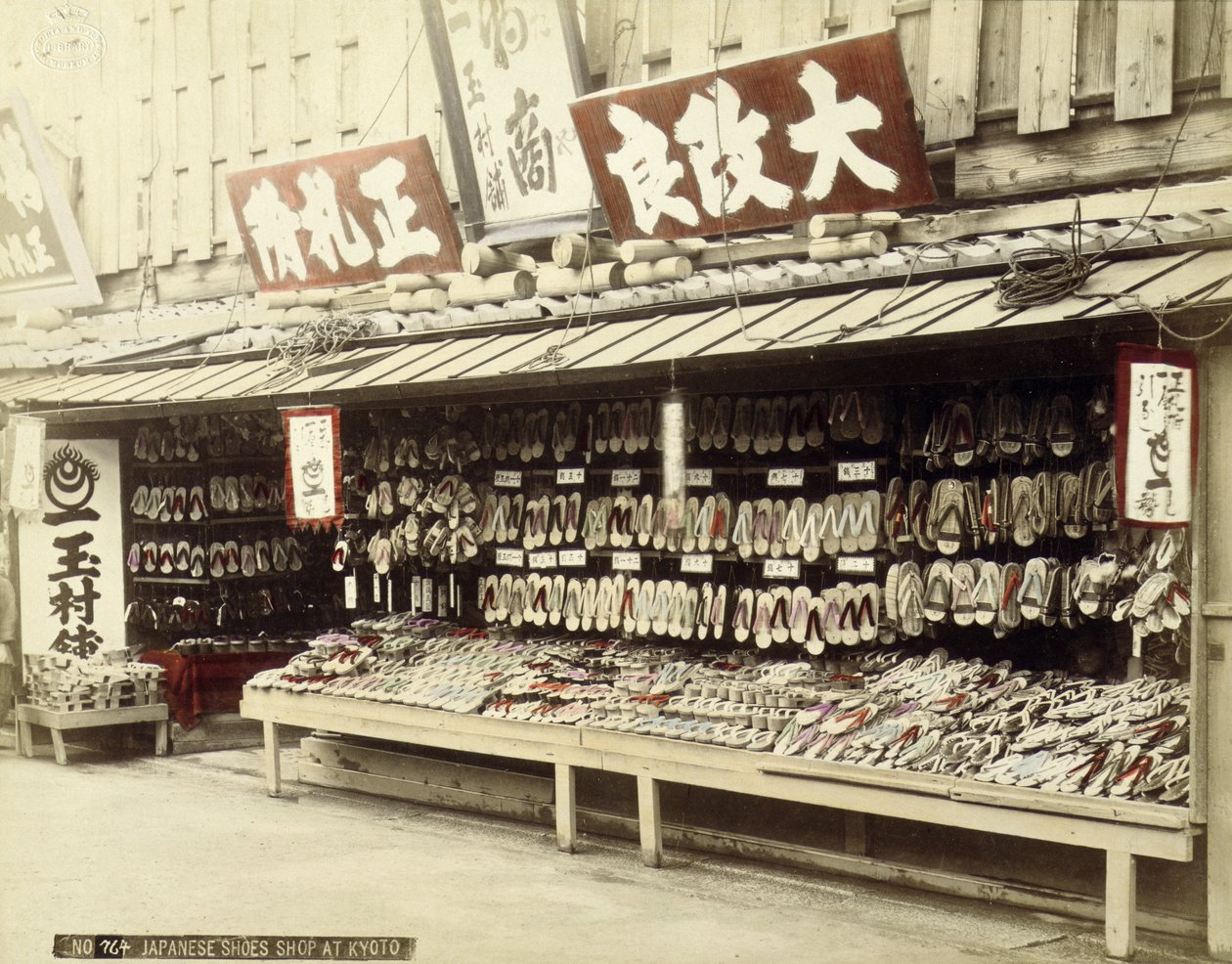 Sklep obuwniczy w Kioto, ok. 1890 (zdjęcie ręcznie kolorowane) autorstwa Japanese Photographer