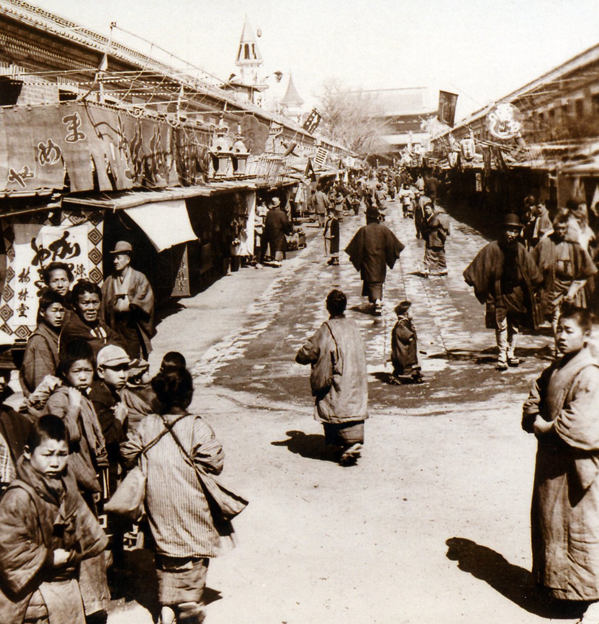 Scena uliczna w dzielnicy Asakusa w Tokio, Japonia, ok. 1900 (zdjęcie albumu) autorstwa Japanese Photographer