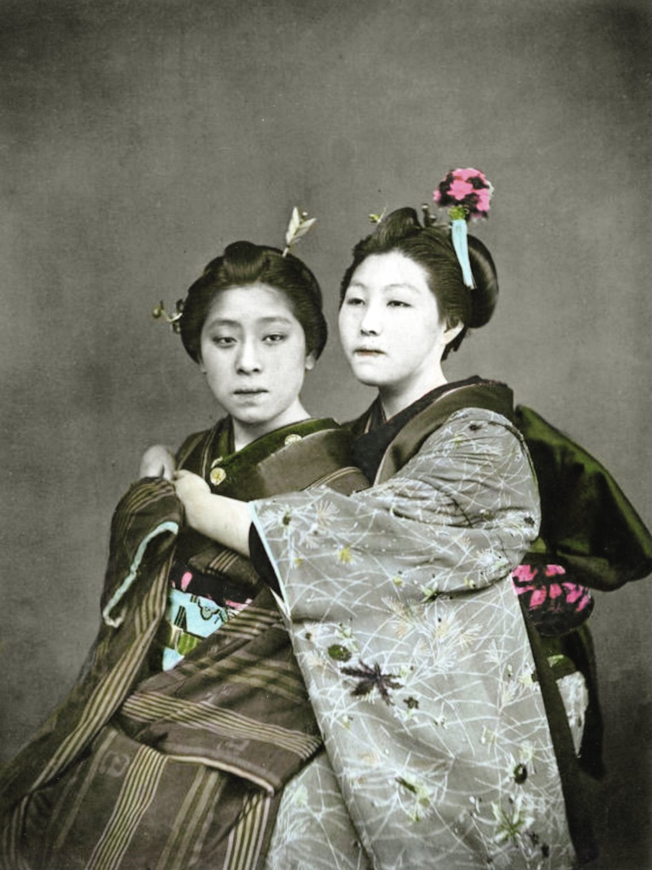 Dwie dziewczyny gejsze, ok. 1880 r. (zdjęcie ręcznie kolorowanego albumu) autorstwa Japanese Photographer