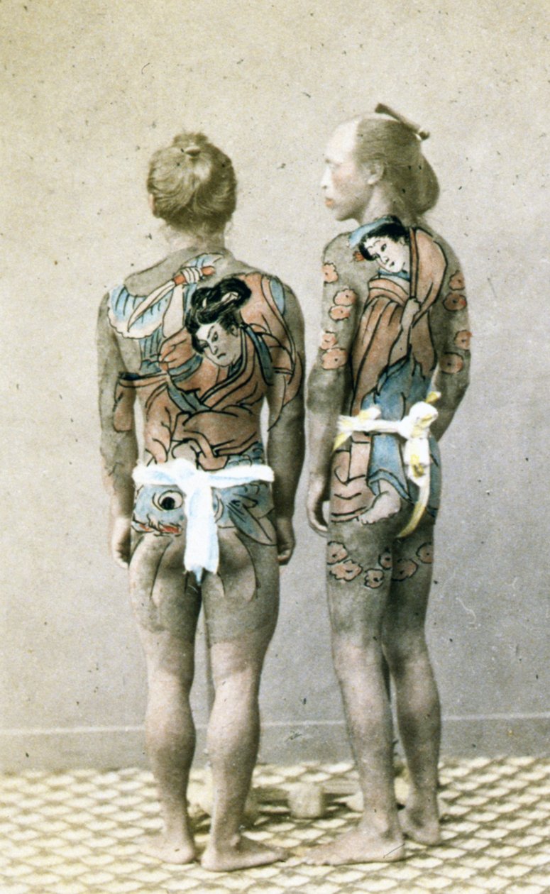 Dwóch mężczyzn z tradycyjnymi japońskimi tatuażami Irezumi, ok. 1880 r. (zdjęcie ręcznie kolorowanego albumu) autorstwa Japanese Photographer