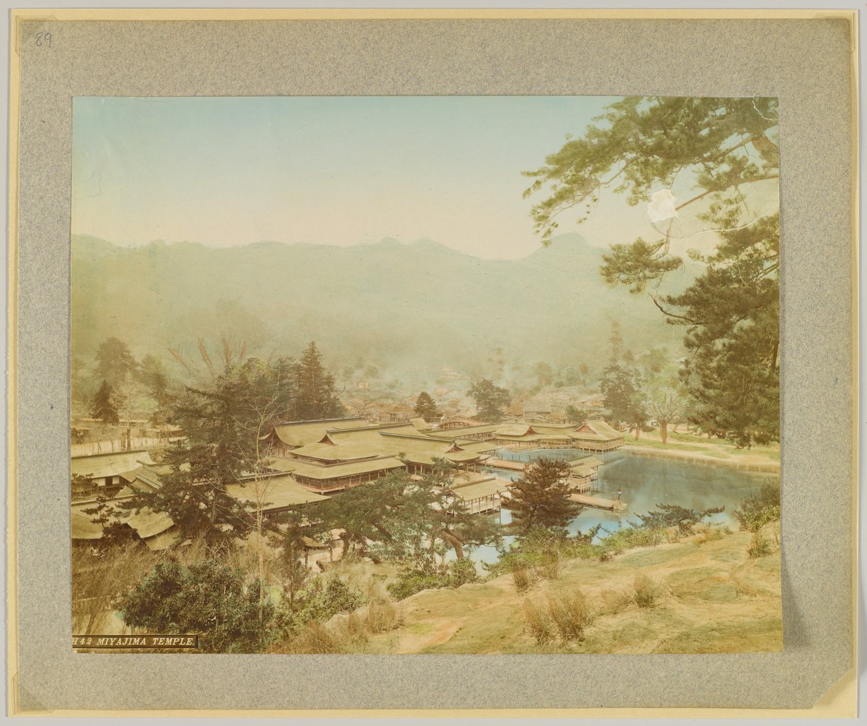 Świątynia Miyajima, Japonia (ręcznie kolorowane czarno-białe zdjęcie) autorstwa Japanese Photographer