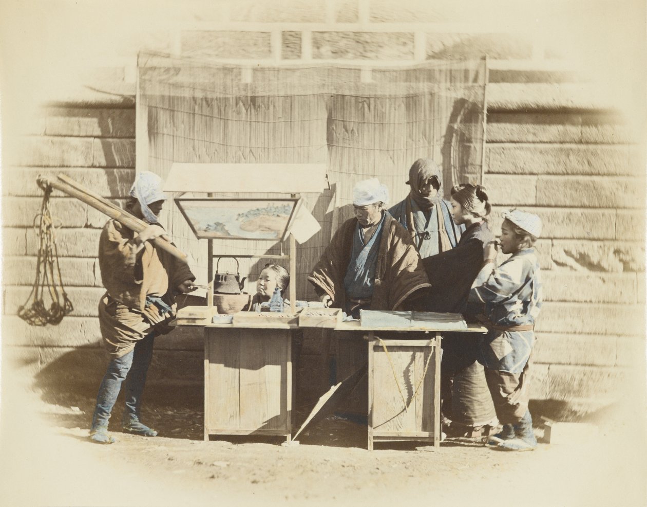 Stoisko przydrożne w Japonii (zdjęcie ręcznie kolorowane czarno-białe) autorstwa Japanese Photographer