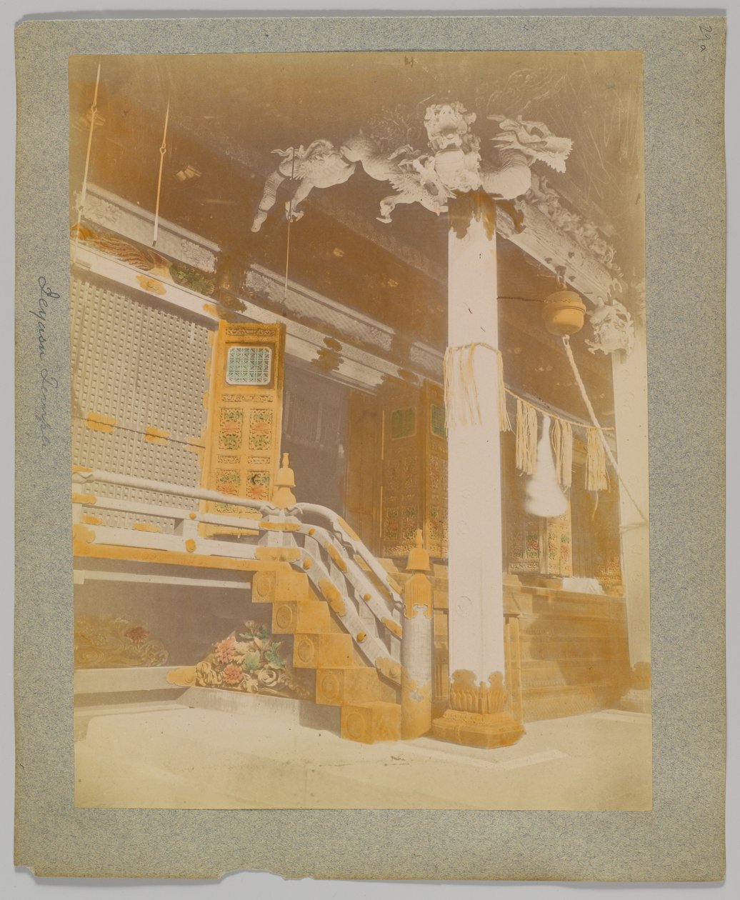 Tōshō-gū, Nikko, Japonia (ręcznie kolorowane czarno-białe zdjęcie) autorstwa Japanese Photographer