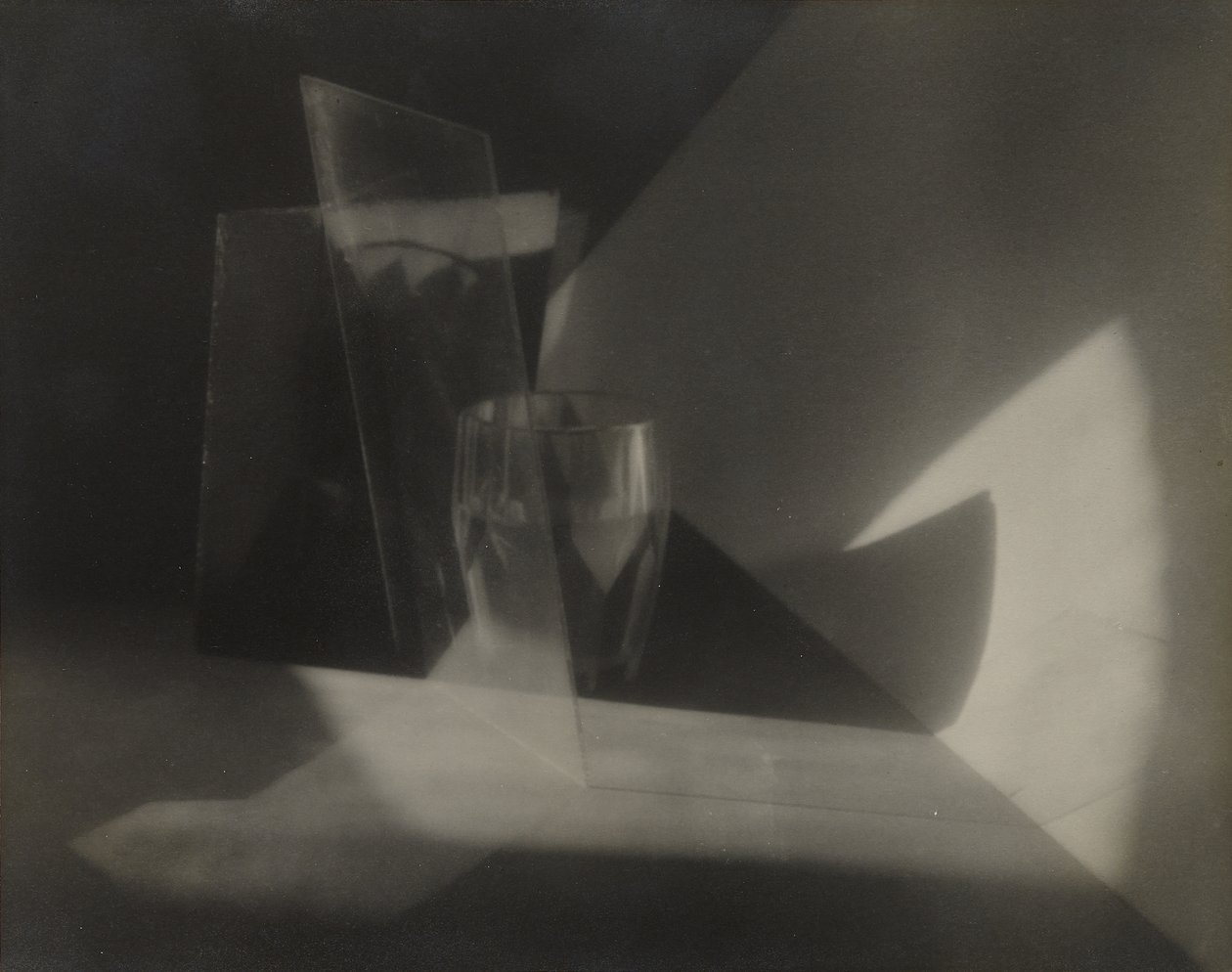[Abstrakcja martwej natury], ok. 1923 (odbitka żelatynowo-srebrowa) autorstwa Jaromir Funke