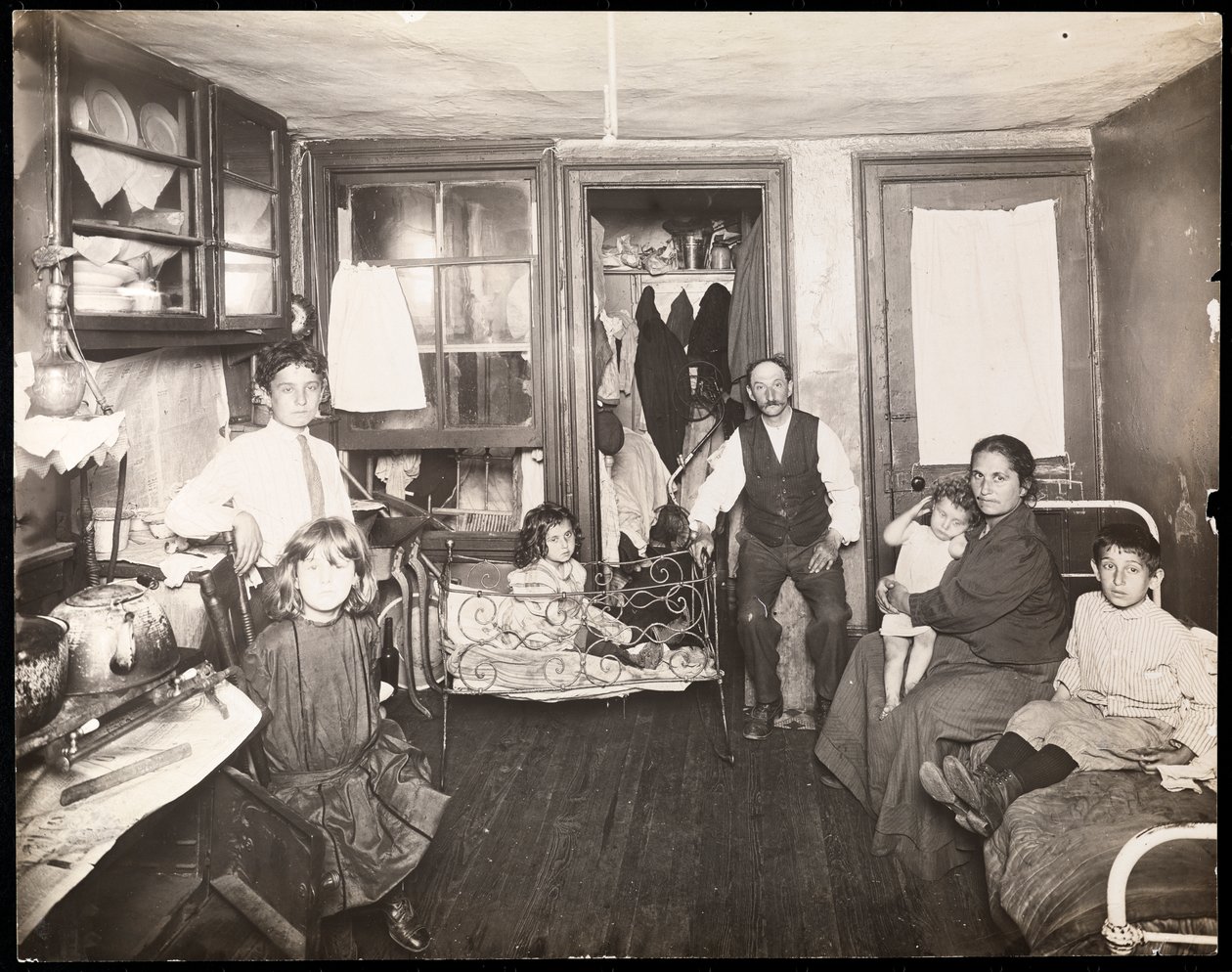 Rodzina w pokoju w kamienicy, ok. 1910 (odbitka żelatynowa) autorstwa Jessie Tarbox Beals