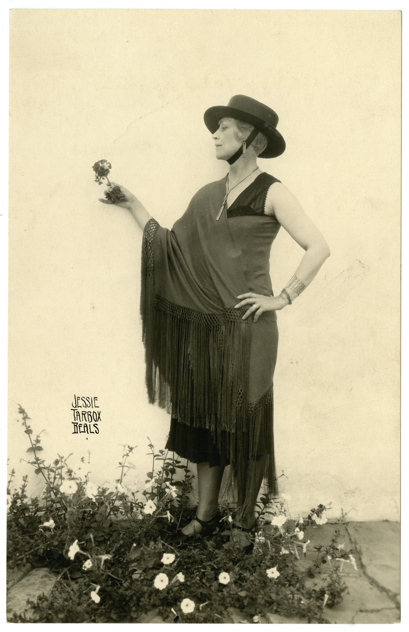 Kobieta trzymająca kwiat, ok. 1905-40 autorstwa Jessie Tarbox Beals