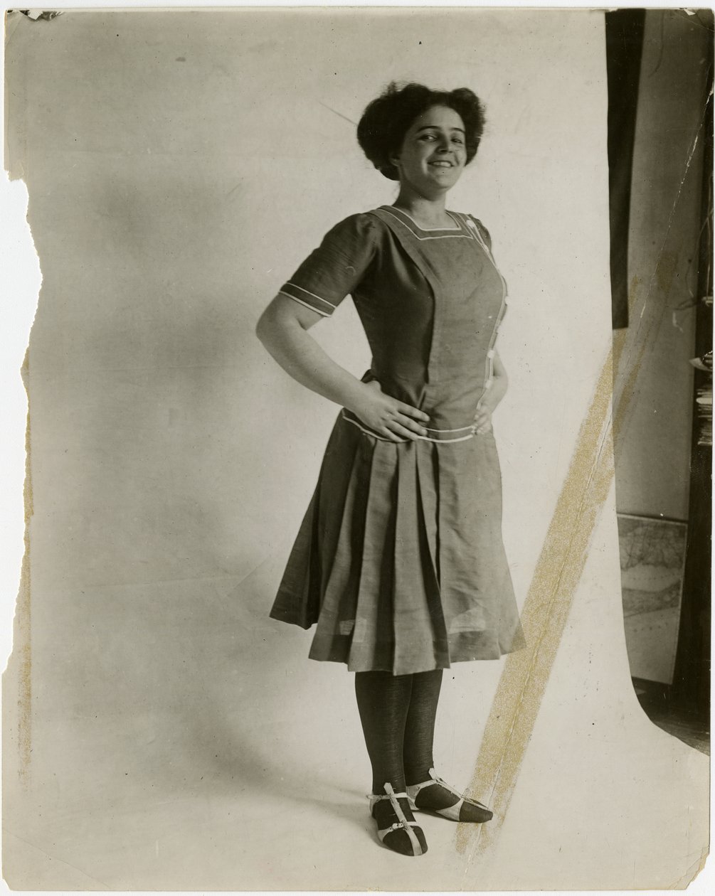 model z ramionami akimbo, ok.1905-11 autorstwa Jessie Tarbox Beals
