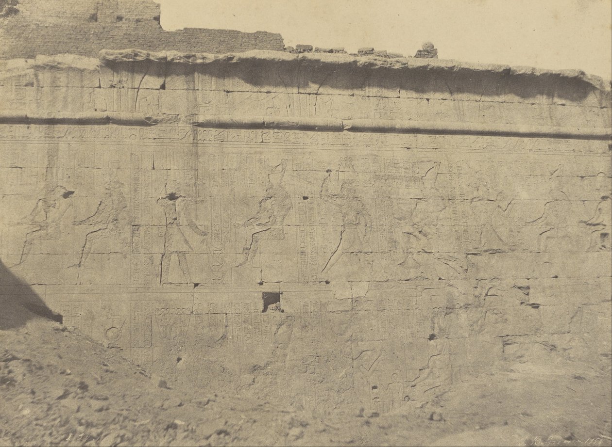 (Edfu, rzeźby i inskrypcje na wschodniej fasadzie muru obwodowego) autorstwa John Beasly Greene