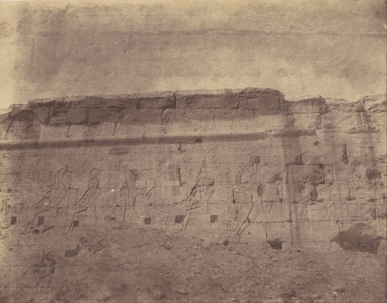 (Edfu, Rzeźby i Inskrypcje Wschodniej Fasady Ściany Ogrodzenia) autorstwa John Beasly Greene