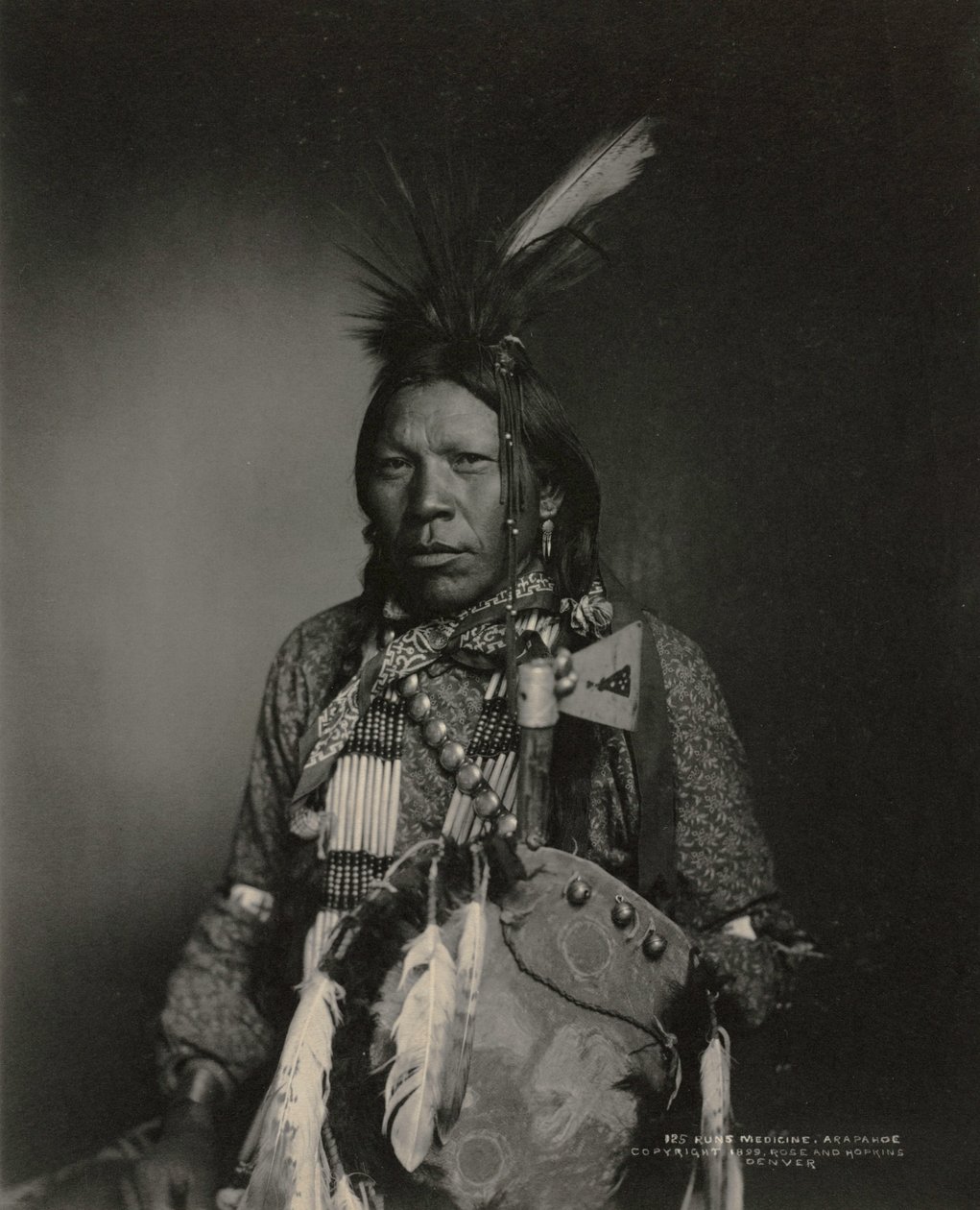 Prowadzi medycynę, Arapahoe, 1898-1899. autorstwa John K. Rose