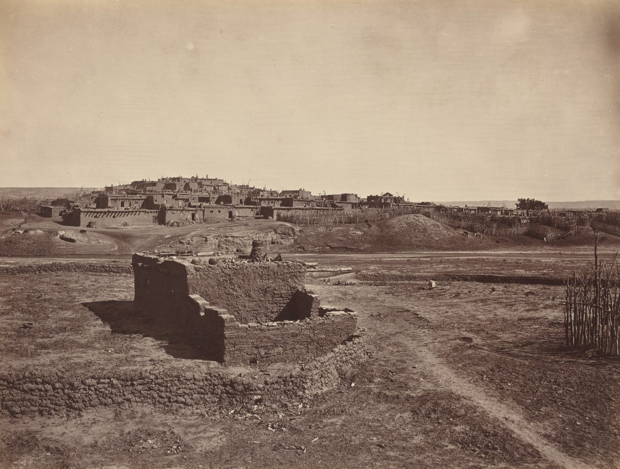 Zuni Pueblo, 1879. autorstwa John Karl Hillers