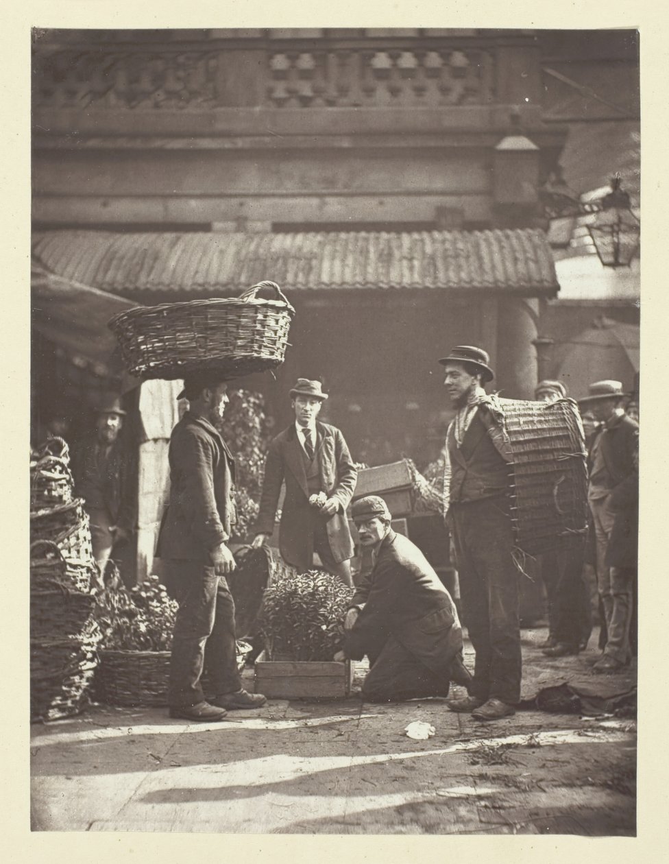 Robotnicy z Covent Garden, 1881. autorstwa John Thomson