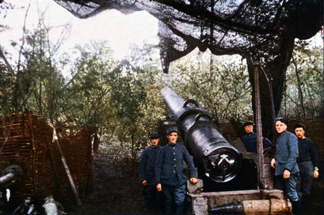 Działo francuskiej marynarki wojennej podczas bitwy pod Verdun, wrzesień 1916 (autochrome) autorstwa Jules Gervais Courtellemont