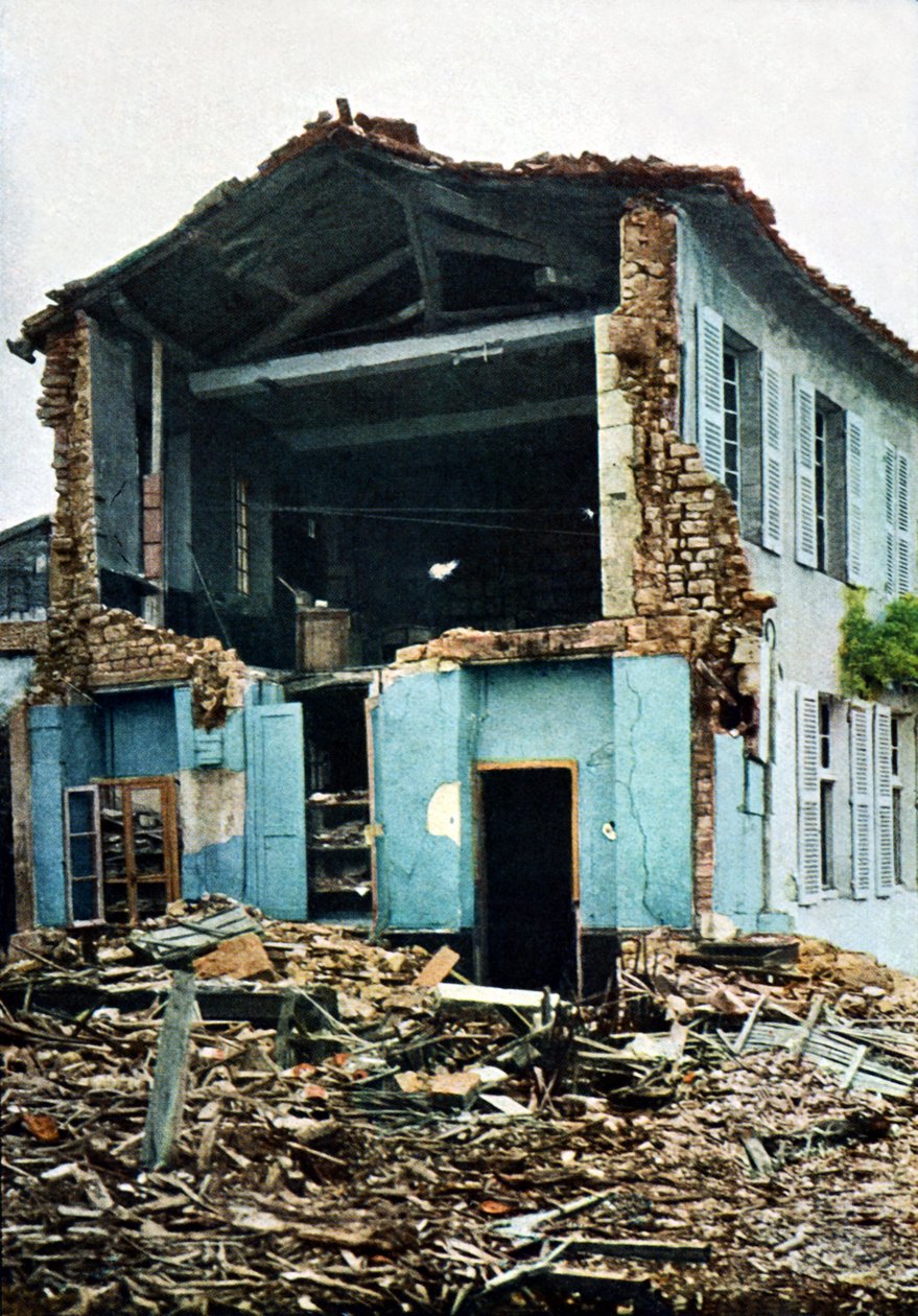 Bardzo zniszczony dom, Verdun, 1916 (autochrom) autorstwa Jules Gervais Courtellemont