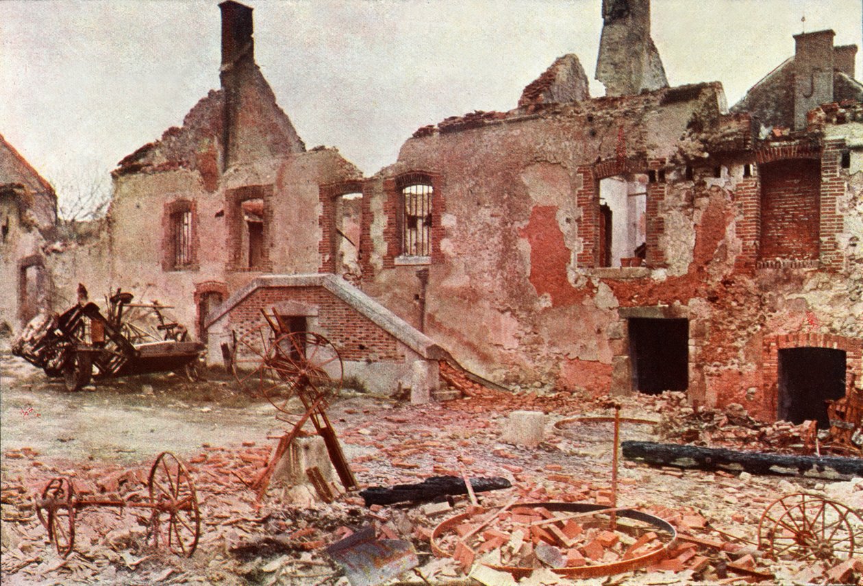 Zniszczone budynki w małym miasteczku podczas bitwy nad Marną na wschód od Paryża, wrzesień 1914 (autochrome) autorstwa Jules Gervais Courtellemont