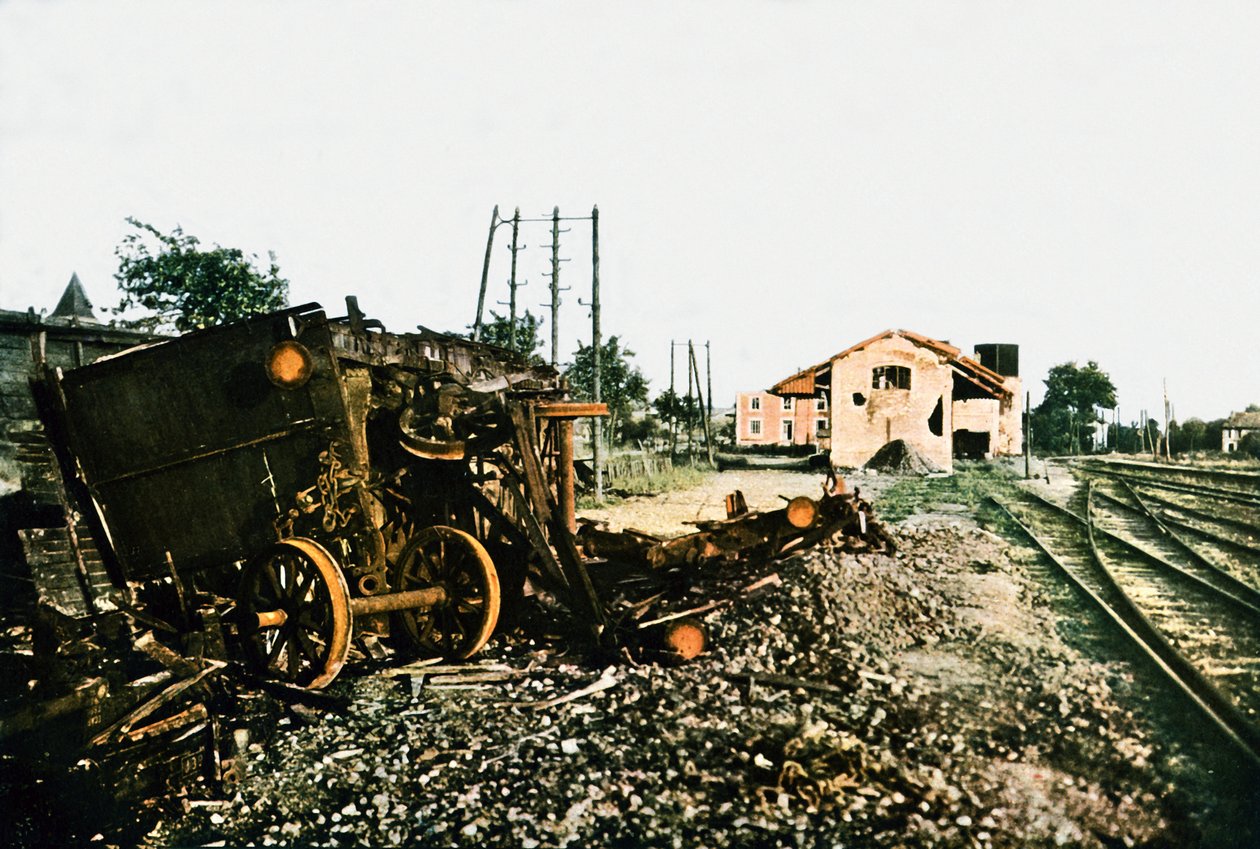 Uszkodzony dworzec kolejowy Dombasle-en-Argonne na zachód od Verdun, wrzesień 1916 (autochrome) autorstwa Jules Gervais Courtellemont