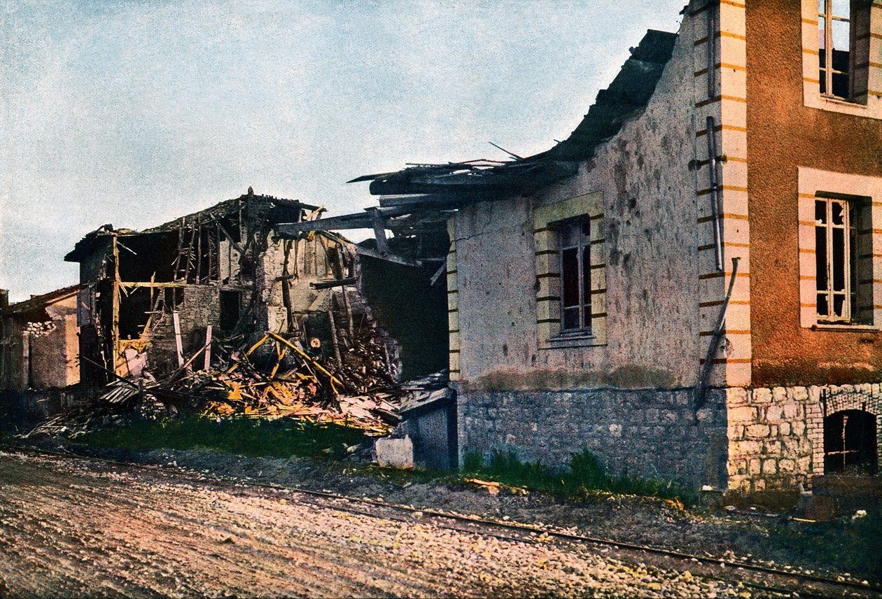 Zniszczona wioska Dombasle-en-Argonne na zachód od Verdun, wrzesień 1916 (autochrome) autorstwa Jules Gervais Courtellemont