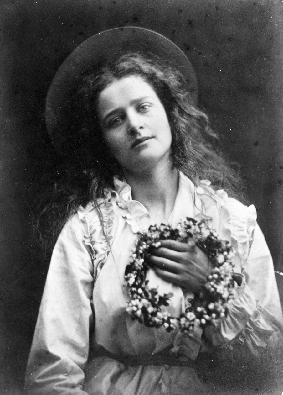 Bo mam być królową maja, mamo, ilustracja z „Królowej maja” Alfreda, Lorda Tennysona, 1875 (druk albumowy) autorstwa Julia Margaret Cameron