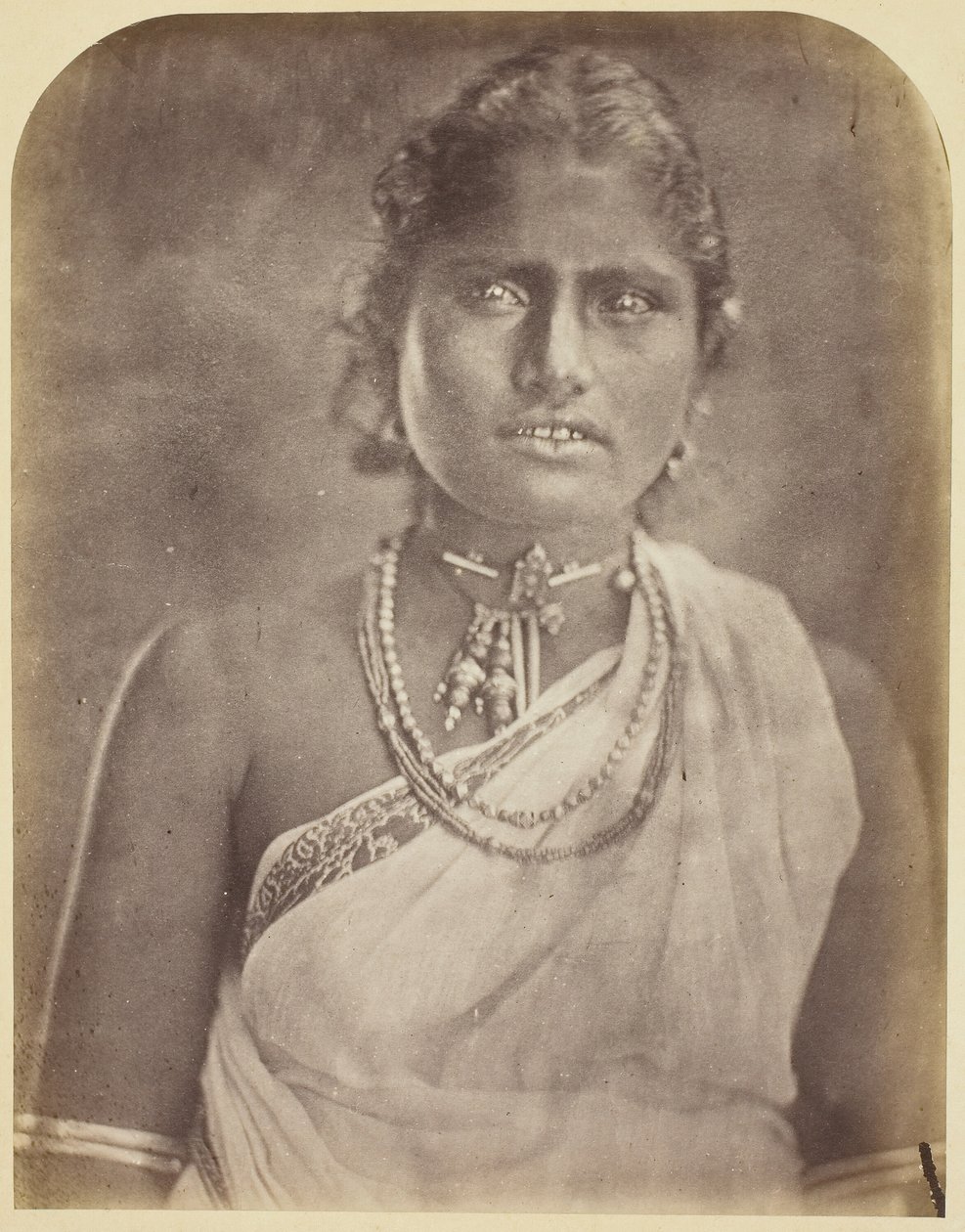 Kobieta syngaleska, 187578. autorstwa Julia Margaret Cameron